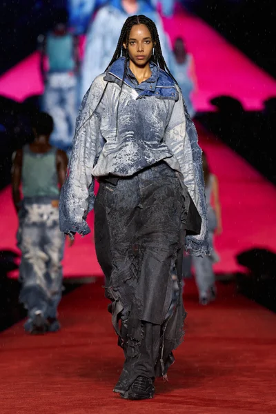 Look 16